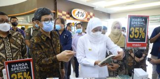 Peringati Hari Buku Sedunia, Gubernur Khofifah Dorong Tingkatkan Minat Baca dan Literasi Masyarakat Guna Tangkal Disrupsi Informasi Peringati Hari Buku Sedunia, Gubernur Khofifah Dorong Tingkatkan Minat Baca dan Literasi Masyarakat Guna Tangkal Disrupsi Informasi