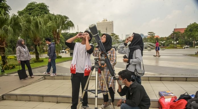 Surabaya Astronomy Club Pantau Gerhana Matahari Hibrida di Balai Kota Surabaya Astronomy Club Pantau Gerhana Matahari Hibrida di Balai Kota