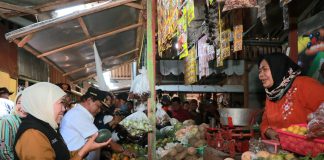Tinjau Pasar Wage Nganjuk, Gubernur Khofifah Pantau Harga Bahan Pokok dan Pastikan Stoknya Dalam Kondisi Aman Tinjau Pasar Wage Nganjuk, Gubernur Khofifah Pantau Harga Bahan Pokok dan Pastikan Stoknya Dalam Kondisi Aman