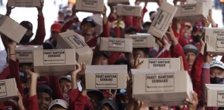 Wali Kota Surabaya Salurkan 12.000 Paket Sembako Ramadan Dari Mayapada Group Kepada Seluruh Satgas Kota Surabaya Wali Kota Surabaya Salurkan 12.000 Paket Sembako Ramadan Dari Mayapada Group Kepada Seluruh Satgas Kota Surabaya