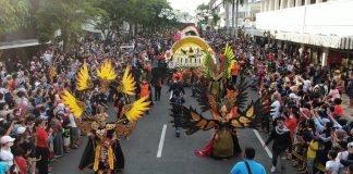 Beri Kenyamanan Warga Nonton Surabaya Vaganza, Pemkot Pasang Barikade di Sepanjang Rute Parade Beri Kenyamanan Warga Nonton Surabaya Vaganza, Pemkot Pasang Barikade di Sepanjang Rute Parade