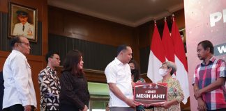 Jaga Keberagaman di Surabaya, Wali Kota Eri Cahyadi Serahkan 150 Bantuan Sosial untuk Umat Kristiani JAGA KEBERAGAMAAN DI SURABAYA, WALI KOTA ERI CAHYADI SERAHKAN 150 BANTUAN SOSIAL UNTUK UMAT KRISTIANI