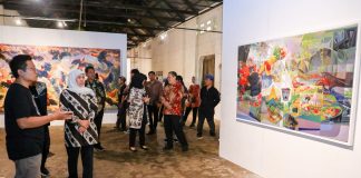Menikmati Pameran Seni Rupa ArtOs Nusantara, Gubernur Khofifah Harap Bisa Jadi Wadah Aktualisasi Karya Seniman Jawa Timur Menikmati Pameran Seni Rupa ArtOs Nusantara, Gubernur Khofifah Harap Bisa Jadi Wadah Aktualisasi Karya Seniman Jawa Timur