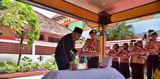 Peringati Harkitnas, Wali Kota Eri Cahyadi Bersama Gubernur Khofifah Ziarah Ke Makam Dr. Soetomo Peringati Harkitnas, Wali Kota Eri Cahyadi Bersama Gubernur Khofifah Ziarah Ke Makam Dr. Soetomo