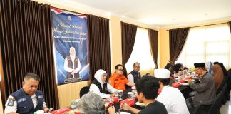 Tiba di Asrama Haji Sukolilo Surabaya, Gubernur Khofifah Ajak Penyintas dari Sudan Sarapan Ketupat Opor Tiba di Asrama Haji Sukolilo Surabaya, Gubernur Khofifah Ajak Penyintas dari Sudan Sarapan Ketupat Opor