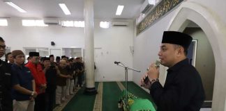 Wali Kota Surabaya Eri Cahyadi Antarkan Mantan Wali Kota Surabaya Whisnu Sakti Buana Ke Peristirahatan Terakhirnya Wali Kota Surabaya Eri Cahyadi Antarkan Mantan Wali Kota Surabaya Whisnu Sakti Buana Ke Peristirahatan Terakhirnya