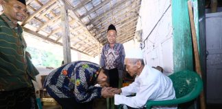 Silaturahmi dan Ziarah ke KH Fathurrahman Poleng, Wagub Emil Eksistensi Kyai di Jatim Bawa Pengaruh Positif Bagi Sejarah Bangsa Indonesia