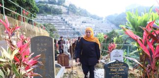 Ziarah ke Makam PMI Korban Covid-19 Asal Jatim di Hong Kong, Gubernur Khofifah Bangunkan Batu Nisan Sebagai Bentuk Penghormatan Bagi Pahlawan Devisa Ziarah ke Makam PMI Korban Covid-19 Asal Jatim di Hong Kong, Gubernur Khofifah Bangunkan Batu Nisan Sebagai Bentuk Penghormatan Bagi Pahlawan Devisa