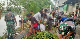 15 Personel Pendam Brawijaya Dikirim di Bantaran Sungai Kedurus 15 Personel Pendam Brawijaya Dikirim di Bantaran Sungai Kedurus