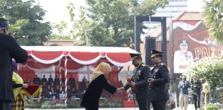 Pangdam Brawijaya Terima Penganugerahan Lencana Emas dari Gubernur Jatim di Hari Lahir Pancasila Pangdam Brawijaya Terima Penganugerahan Lencana Emas dari Gubernur Jatim di Hari Lahir Pancasila