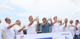 Dukung Energi Baru Terbarukan, FIFGROUP Pasang Solar Panel yang ke-11 Pelepasan burung merpati yang dilakukan Operation Director FIFGROUP, Setia Budi Tarigan dan jajaran manajemen FIFGROUP