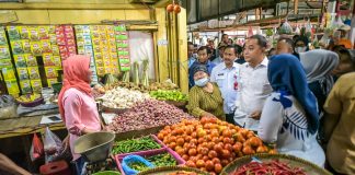 Inflasi Surabaya Turun, Wali Kota Eri Cahyadi Harap Harga Bahan Pokok Harus Stabil Hingga Idul Adha Inflasi Surabaya Turun, Wali Kota Eri Cahyadi Harap Harga Bahan Pokok Harus Stabil Hingga Idul Adha
