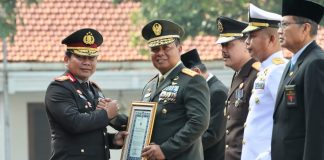 Kapolda Jatim Berikan Penghargaan Tan Hana Dharma Mangrwa Untuk Pangdam Kapolda Jatim Berikan Penghargaan Tan Hana Dharma Mangrwa Untuk Pangdam