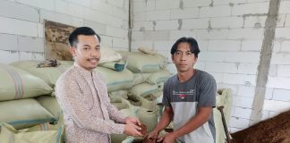 Lirik Tren Rokok Tingwe, Fauzi Mengolah Afalan Tembakau Jadi Bernilai Ekonomis Lirik Tren Rokok Tingwe, Fauzi Mengolah Afalan Tembakau Jadi Bernilai EkonomisLirik Tren Rokok Tingwe, Fauzi Mengolah Afalan Tembakau Jadi Bernilai EkonomisLirik Tren Rokok Tingwe, Fauzi Mengolah Afalan Tembakau Jadi Bernilai Ekonomis