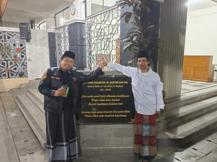 Patriot Garuda Nusantara Melakukan Ziarah Ke Makam KH Hasyim Asy'ari - Gus Iwan Ketum PGN (kiri)