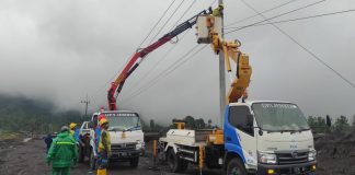 Pulihkan Jaringan Listrik Dampak Banjir Lahar Dingin Lumajang, PLN Siapkan 3 Genset dan 6 Genset Mobile Guna Suplai Kebutuhan Masyarakat dan Posko Pengungsian Pulihkan Jaringan Listrik Dampak Banjir Lahar Dingin Lumajang, PLN Siapkan 3 Genset dan 6 Genset Mobile Guna Suplai Kebutuhan Masyarakat dan Posko Pengungsian