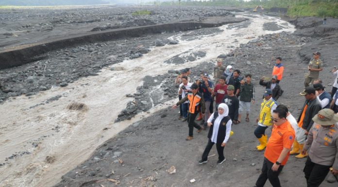 Tinjau Jembatan Putus Akibat Banjir Lahar Dingin, Gubernur Khofifah : Penanganan Jembatan Kaliregoyo dan Kloposawit Jadi Tanggungjawab Pemprov Jatim Tinjau Jembatan Putus Akibat Banjir Lahar Dingin, Gubernur Khofifah Penanganan Jembatan Kaliregoyo dan Kloposawit Jadi Tanggungjawab Pemprov Jatim