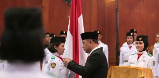 98 Paskibraka Surabaya Dikukuhkan, Siap Jalankan Mandat Upacara HUT KE-78 RI di Balai Kota 98 Paskibraka Surabaya Dikukuhkan, Siap Jalankan Mandat Upacara HUT KE-78 RI di Balai Kota