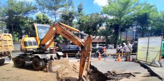 Aspal Menjulang Di Jalan Pasar Kembang, PDAM Surabaya Tegaskan Ada Rehabilitasi Pipa PDAM Aspal Menjulang Di Jalan Pasar Kembang, PDAM Surabaya Tegaskan Ada Rehabilitasi Pipa PDAM