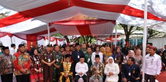 Dampingi Wapres RI di Universitas Wiraraja Sumenep, Gubernur Khofifah Harap SDM Madura Berdaya Saing Global Dengan Nafas Religiusitas Dampingi Wapres RI di Universitas Wiraraja Sumenep, Gubernur Khofifah Harap SDM Madura Berdaya Saing Global Dengan Nafas Religiusitas