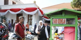 Gubernur Khofifah Undang Khusus Pedagang Kaki Lima ke Grahadi yang Ikut Hormat Saat Upacara HUT ke-78 RI