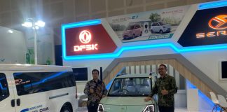 Seres E1 Tetap Terjangkau Bagi Konsumen Di Jawa Timur Foto (Ki-Ka) - Cheliyono Jenardi - Direktur Manang Sejahtera Abadi, Achmad Rofiqi - Deputy head sales & marketing PT Sokonindo Automobile