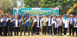 Pimpin Apel Kesiapsiagaan Hadapi El Nino dan Banjir, Gubernur Khofifah Minta Seluruh Kabupaten Kota Siapkan Langkah Mitigasi, Preventif, dan Quick Response Pimpin Apel Kesiapsiagaan Hadapi El Nino dan Banjir, Gubernur Khofifah Minta Seluruh Kabupaten Kota Siapkan Langkah Mitigasi, Preventif, dan Quick Response