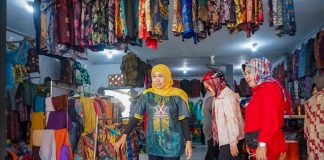 Kunjungi Batik Legendaris di Sidoarjo, Gubernur Khofifah Sebut Jadi Bagian Perkuat Ekosistem UMKM Sambut Porprov VIII Kunjungi Batik Legendaris di Sidoarjo, Gubernur Khofifah Sebut Jadi Bagian Perkuat Ekosistem UMKM Sambut Porprov VIII