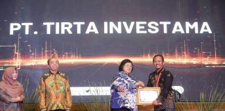 Pabrik Danone-AQUA Subang dan Wonosobo Raih Penghargaan Program Kampung Iklim 2023 Thoriq - Sustainable Development Supervisor PT Tirta Investama Wonosobo Menerima Piagam Penghargaan Pendukung Proklim 2023 (ist)