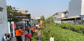 Jelang Musim Penghujan, Gubernur Khofifah Lakukan Mitigasi Kesiapsiagaan Bencana Banjir Lewat Aksi Bersih-Bersih Sungai Jelang Musim Penghujan, Gubernur Khofifah Lakukan Mitigasi Kesiapsiagaan Bencana Banjir Lewat Aksi Bersih-Bersih Sungai
