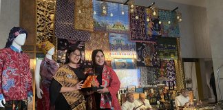 Mövenpick Hotel Surabaya City Pamerkan Kain Batik Karya Siswa Siswi SMKN 12 Setinggi Atap Lobby Mövenpick Hotel Surabaya City Pamerkan Kain Batik Karya Siswa Siswi SMKN 12 Setinggi Atap Lobby