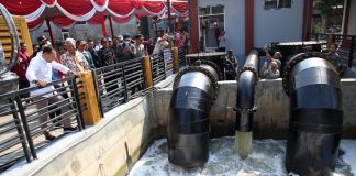 Resmikan Dua Rumah Pompa Baru di Jambangan, Wali Kota Eri Cahyadi Harap Semoga Bisa Jadi Solusi Atasi Banjir Resmikan Dua Rumah Pompa Baru di Jambangan, Wali Kota Eri Cahyadi Harap Semoga Bisa Jadi Solusi Atasi Banjir