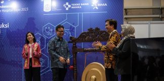 Manfaatkan Teknologi Digital, ITS Luncurkan Tujuh Alat Kesehatan Menteri Kesehatan Ir Budi Gunadi Sadikin (dua dari kiri) bersama Rektor ITS Prof Dr Ir Mochamad Ashari MEng (dua dari kanan) saat peluncuran tujuh alat kesehatan karya ITS di Jakarta