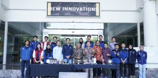 Luncurkan Mobil Terbaru, Tim Spektronics ITS Siap Juara di AS dan Malaysia Tim Spektronics ITS bersama para pimpinan ITS dan dosen pembimbing pada acara launching mobil Spektronics 23 dan Spektronics 25 di halaman Gedung Rektorat ITS (ist)