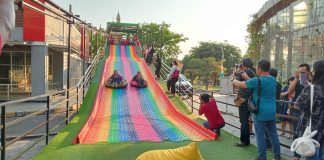 Rainbow Slide Hadir Pertama Kali di Surabaya, Sudah Diserbu Pengunjung Rainbow Slide Hadir Pertama Kali di Surabaya, Sudah Diserbu Pengunjung