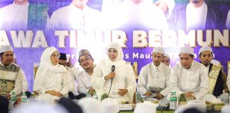 Di Majelis Jawa Timur Bermunajat, Gubernur Khofifah Ajak Jamaah Bersyukur dan Doakan Indonesia Aman, Damai Penuh Berkah Di Majelis Jawa Timur Bermunajat, Gubernur Khofifah Ajak Jamaah Bersyukur dan Doakan Indonesia Aman, Damai Penuh Berkah