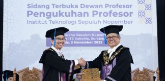 Menuju Kampus Riset dan Inovasi, ITS Kukuhkan 27 Profesor Baru Sekaligus Rektor ITS Prof Dr Ir Mochamad Ashari MEng (kiri) saat menyerahkan Surat Keputusan Mendikbudristek RI kepada Ketua Senat Akademik ITS Prof Dr Syafsir Akhlus MSc