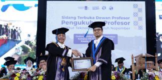 Tingkatkan Akurasi Citra Satelit, Profesor ITS Teliti Cara Koreksinya Prof Lalu Muhamad Jaelani ST MSc PhD (kanan) saat dikukuhkan menjadi profesor ke-173 ITS