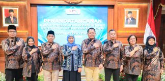 Tandatangani Naskah Perjanjian Hibah Daerah (NPHD) Bersama KPU dan Bawaslu Jatim, Untuk Wujudkan Pemilu Aman, Demokratis dan Menyenangkan Tandatangani Naskah Perjanjian Hibah Daerah (NPHD)Bersama KPU dan Bawaslu Jatim, Untuk Wujudkan Pemilu Aman, Demokratis dan Menyenangkan