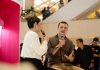 OPPO Find N3 Teman Setia Nicholas Saputra Ketika Travelling Nicholas Saputra saat membagikan pengalamannya menggunakan OPPO Find N3 dalam sesi talkshow A Foldable Moment di Atrium TP3 Surabaya, Sabtu (23/12/2023)