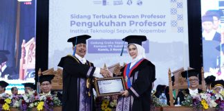 Teknik Mesin ITS Lahirkan Profesor Perempuan Pertama Yang Kembangkan Peredam Getaran Prosesi penyerahan sertifikat kepada Guru Besar ke-180 ITS Prof Dr Wiwiek Hendrowati ST MT (kanan) oleh Ketua Dewan Profesor ITS Prof Dr Ir Imam Robandi MT