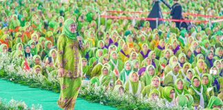 Menyatu Bersama 15 Ribu Muslimat NU dalam Dzikir, Sholawat dan Doa Sambut Hari Ibu 2023, Gubernur Khofifah Beberkan Capaian Prestasi Selama Pimpin Jatim Menyatu Bersama 15 Ribu Muslimat NU dalam Dzikir, Sholawat dan Doa Sambut Hari Ibu 2023, Gubernur Khofifah Beberkan Capaian Prestasi Selama Pimpin Jatim