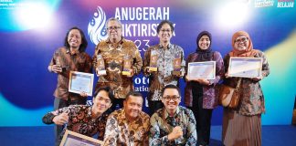 ITS Raih Lima Penghargaan Sekaligus di Anugerah Diktiristek 2023 Rektor ITS Prof Dr Ir Mochamad Ashari MEng (tengah atas) dan Wakil Rektor III ITS Dr Eng Ir Ahmad Rusdiansyah MEng (dua dari kiri atas) bersama dengan tim Unit Komunikasi Publik (UKP) ITS seusai kegiatan penganugerahan