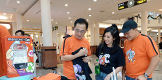 Manzone dan Cleo Gandeng Muklay Ciptakan Kaos Ramah Lingkungan dari Plastik Daur Ulang Melisa (tengah) menunjukkan salah satu koleksi ini terbuat dari plastik PET daur ulang hasil kolaborasi bersama Muklay (foto : dokpri)