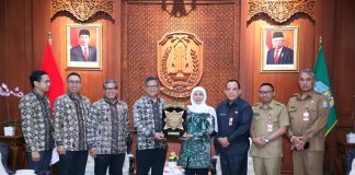 Menerima Pimpinan OJK Regional 4 Jatim, Gubernur Khofifah Komitmen Dukung Program dan Pembentukan TPAKD Menerima Pimpinan OJK Regional 4 Jatim, Gubernur Khofifah Komitmen Dukung Program dan Pembentukan TPAKD