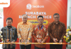 KC SeaBank Surabaya Pindah ke Kawasan Darmo, Permudah Layanan ke Nasabah di Kawasan Bersejarah Dino Saputra (Kepala TIKPSP), Dono Boestami (Komisaris Utama SeaBank Indonesia), Sasmaya Tuhuleley (Direktur Utama SeaBank Indonesia), Giri Tribroto (Kepala Kantor OJK Jawa Timur) meresmikan Kantor Cabang SeaBank Surabaya yang baru. (Dok: Istimewa)