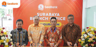 KC SeaBank Surabaya Pindah ke Kawasan Darmo, Permudah Layanan ke Nasabah di Kawasan Bersejarah Dino Saputra (Kepala TIKPSP), Dono Boestami (Komisaris Utama SeaBank Indonesia), Sasmaya Tuhuleley (Direktur Utama SeaBank Indonesia), Giri Tribroto (Kepala Kantor OJK Jawa Timur) meresmikan Kantor Cabang SeaBank Surabaya yang baru. (Dok: Istimewa)