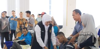 Gencarkan Penyaluran Bansos di Kabupaten Pasuruan, Gubernur Khofifah Optimis Kemiskinan Ekstrem Jatim Nol Persen di Tahun 2024 Gencarkan Penyaluran Bansos di Kabupaten Pasuruan, Gubernur Khofifah Optimis Kemiskinan Ekstrem Jatim Nol Persen di Tahun 2024 (foto : ist)