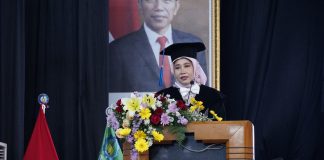 Singkap Perilaku Masyarakat, Profesor ITS Telaah Potensi Teknologi NLP Prof Dr Ir Diana Purwitasari SKom MSc dari Departemen Teknik Informatika ITS saat menyampaikan orasi ilmiahnya mengenai teknologi NLP (foto : ist)