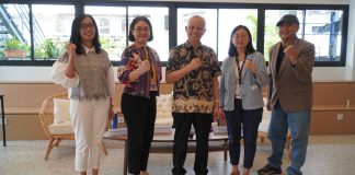 Awal Tahun 2024, Petra Christian University Menambah Empat Guru Besar Prof. Djwantoro Hardjito Rektor Universitas Kristen Petra (tengah) diapit empat guru besar (foto : ist)